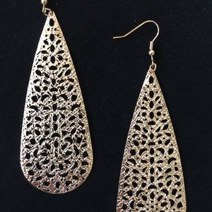 NEW!!  Beautiful Lightweight Gold-Tone Earrings!